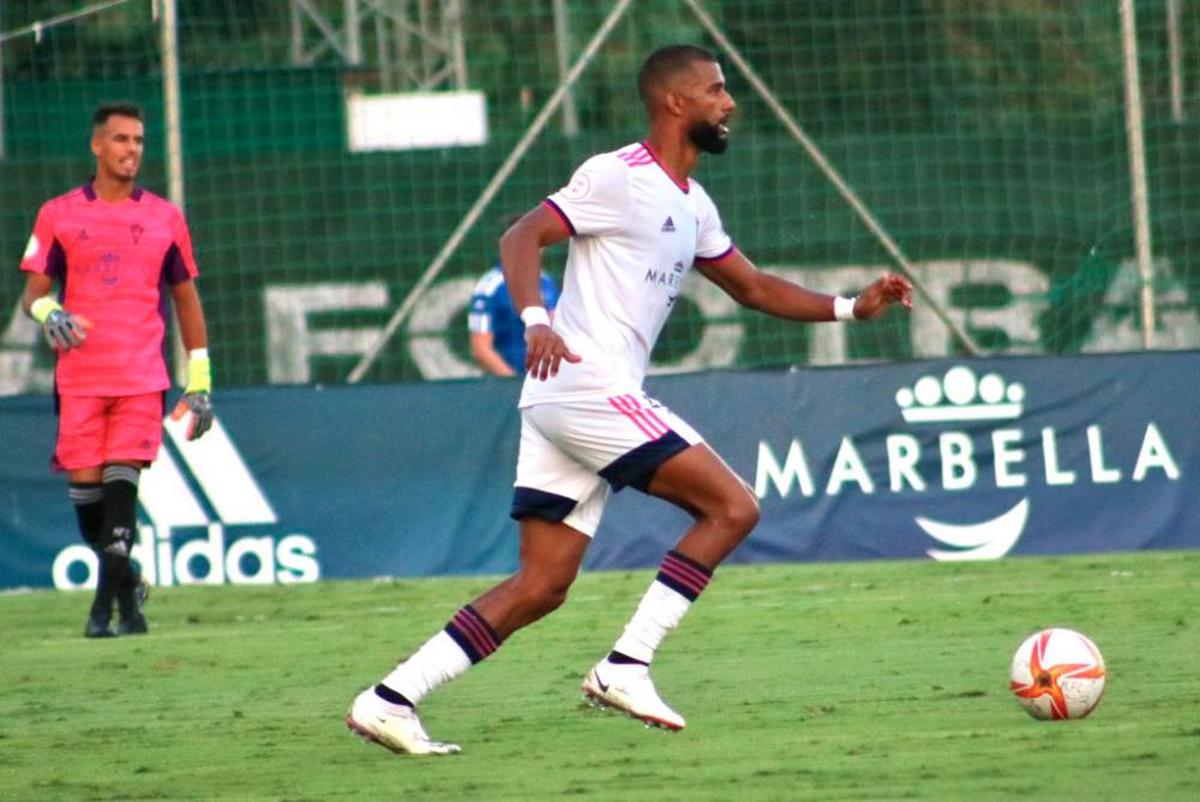 Pablo de Castro en un partido con el Marbella.