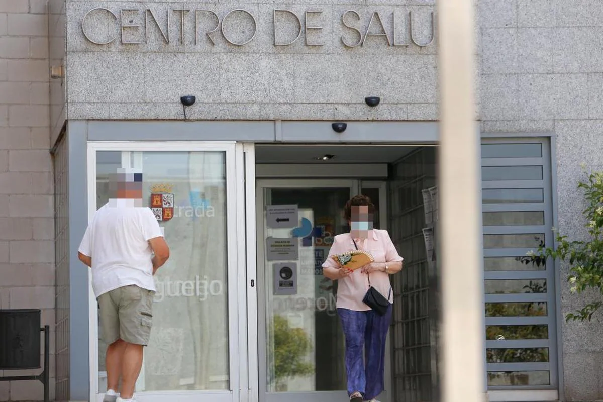 Pacientes entran y salen de un centro de salud de la capital.