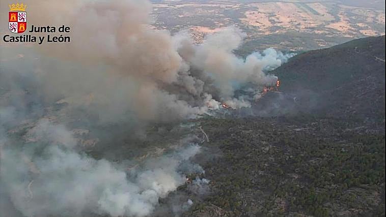 Avance de las llamas del incendio de Santa Cruz del Valle.