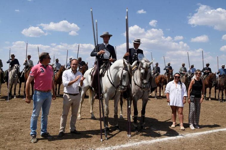 Manuel Ferraro y Agustín Macías reciben el primer premio del Nacional de Faenas y Domas de Campo .