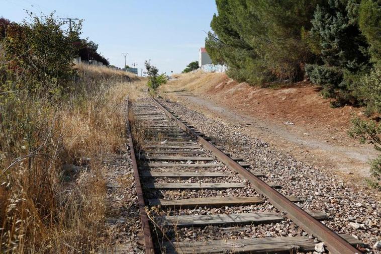 La antigua vía férrea de la Ruta de la Plata, en desuso desde hace décadas, en la zona trasera del parque de Würzburg.