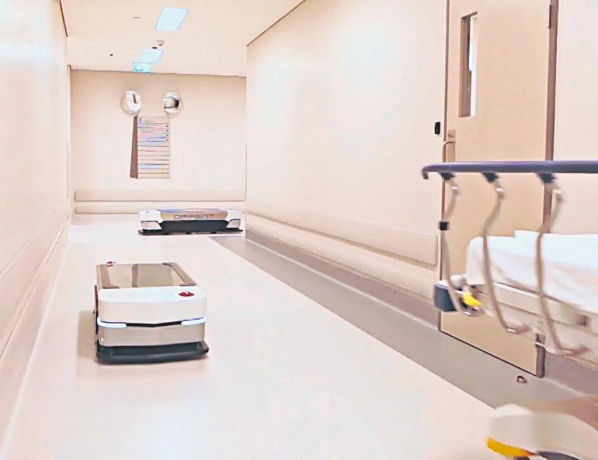 Dos robots de la empresa adjudicataria, ‘paseando’ por los pasillos de un hospital.