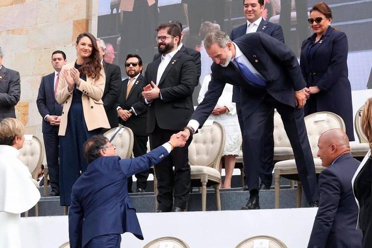 El Rey Felipe VI saluda al recién investido presidente de Colombia, Petro Duque.