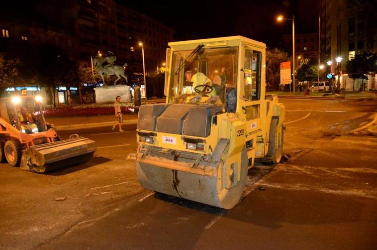 Obras de asfaltado en la plaza de España durante la campaña municipal de mejora de calzadas de 2012.