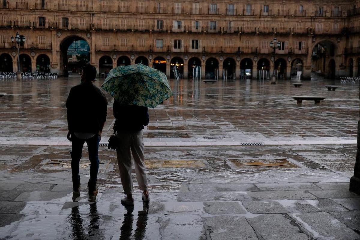 La plaza Mayor de Salamanca durante una tormenta.