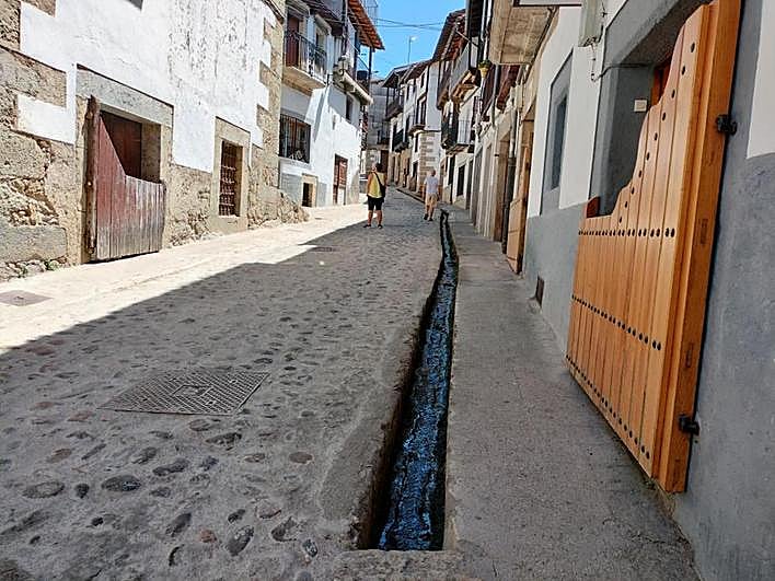 Imagen de ayer de la regadera de la calle Mayor.