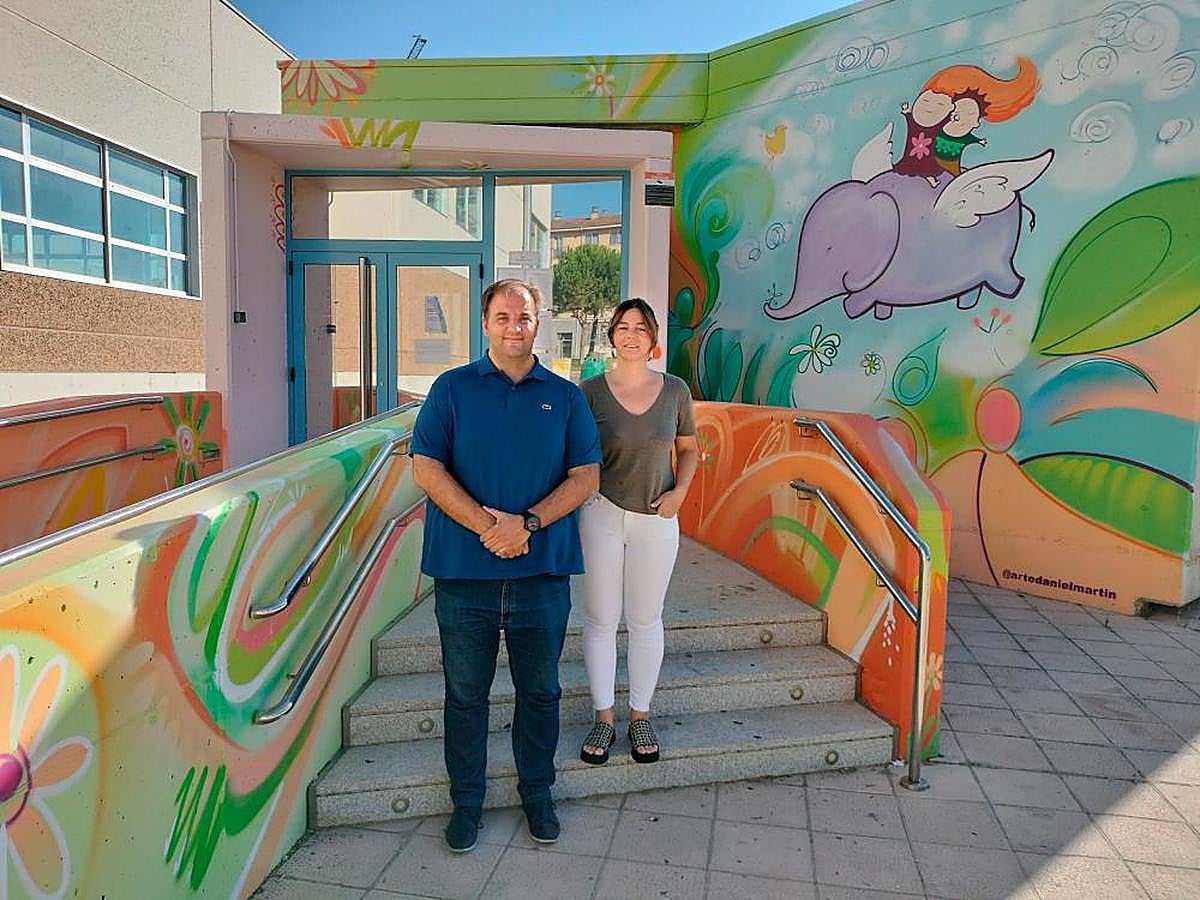 El alcalde, Roberto Martín, y la concejala de Educación, María Jesús Moro, presentaron este  martes el mural.