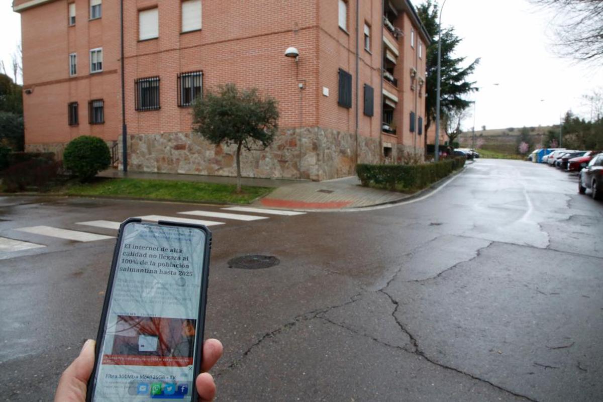 Un usuario se conecta a internet desde su teléfono móvil en Salamanca.