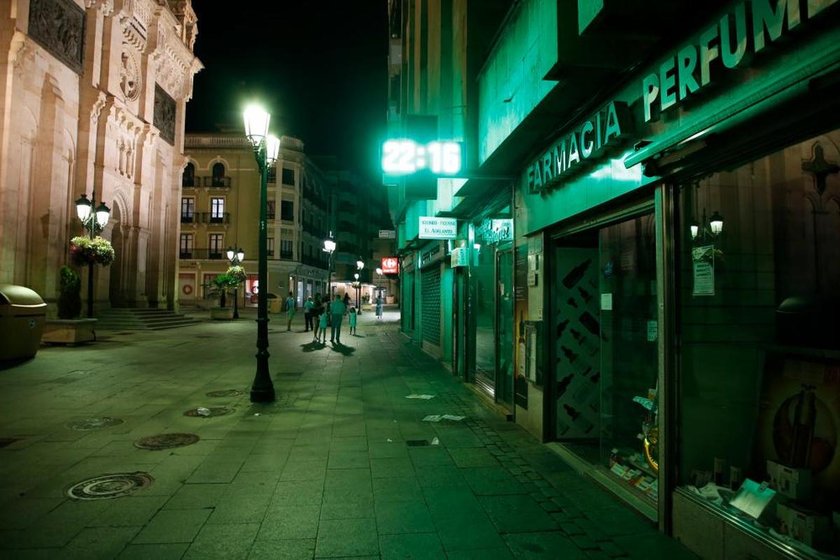 Comercios del centro de la ciudad de Salamanca con los escaparates apagados
