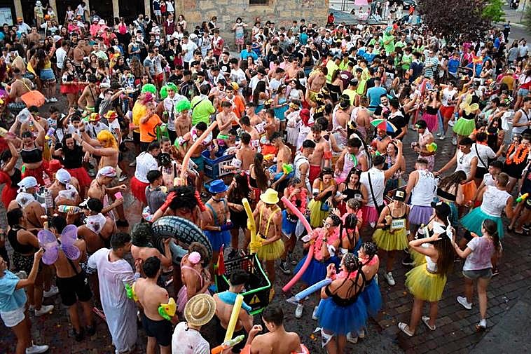 Los peñistas en el multitudinario estreno de las fiestas de San Roque en la plaza de Carbajosa de la Sagrada.