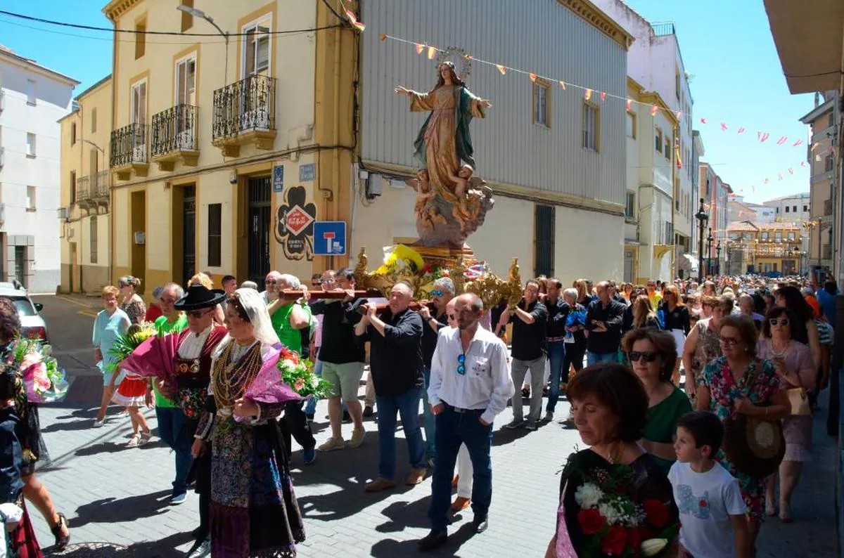 Imagen de la procesión de Nuestra Señora de la Asunción desde la iglesia a la Plaza Mayor.