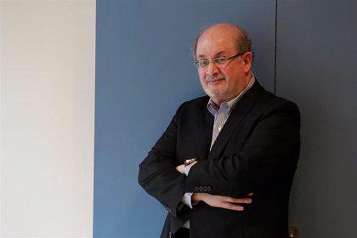 Hospitalizado el escritor Salman Rushdie tras ser apuñalado durante una presentación en Nueva York