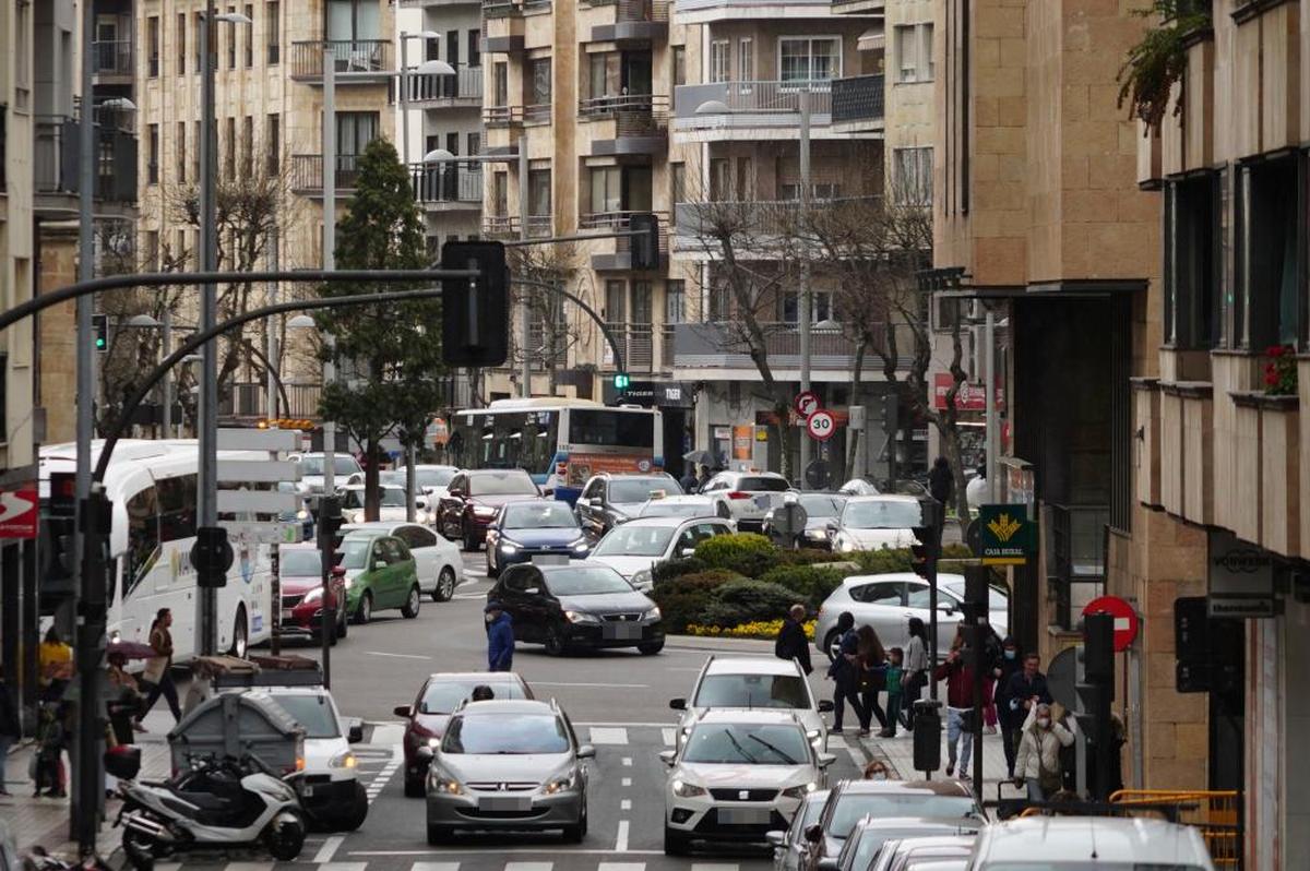 Numeros turismos circulando por la Puerta Zamora y la avenida de Italia de Salamanca.