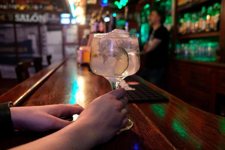 Una persona consumiendo una copa en un bar de Salamanca ajeno a esta información.