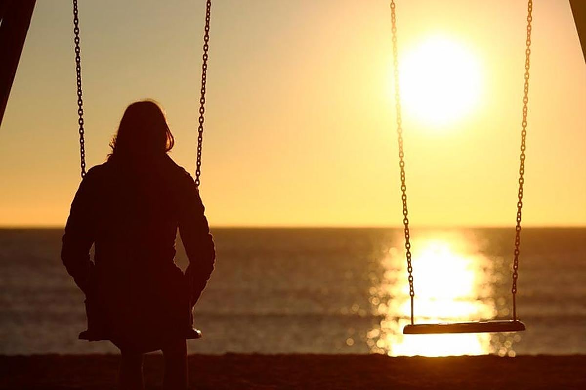 Una mujer sola viendo atardecer