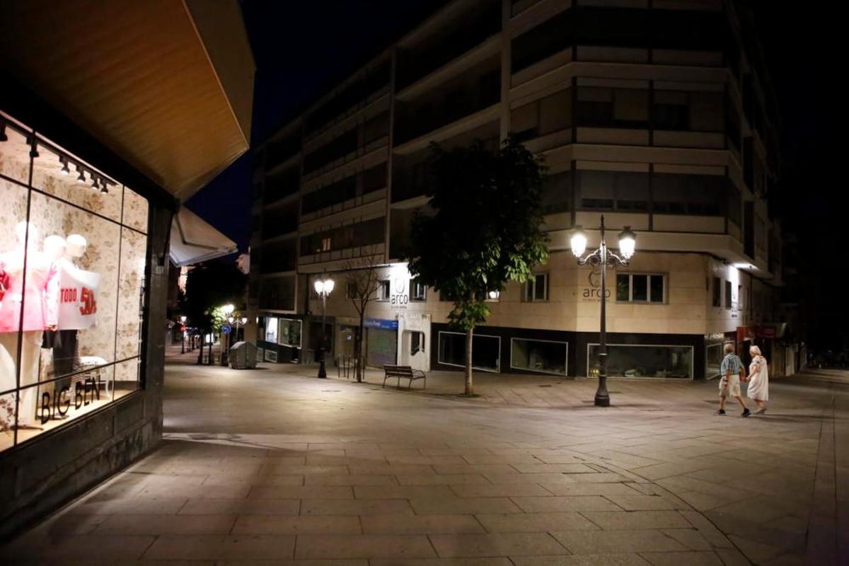 Algunos escaparates aún siguen encendidos por la noche en el centro de Salamanca