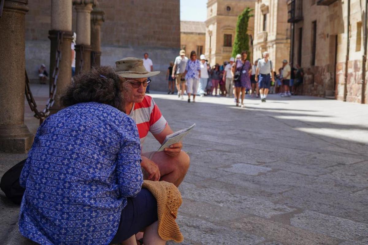 Distintos grupos de turistas recorren Salamanca.