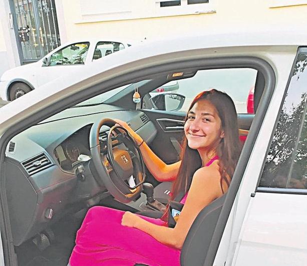 Miriam Peláez en su coche adaptado.