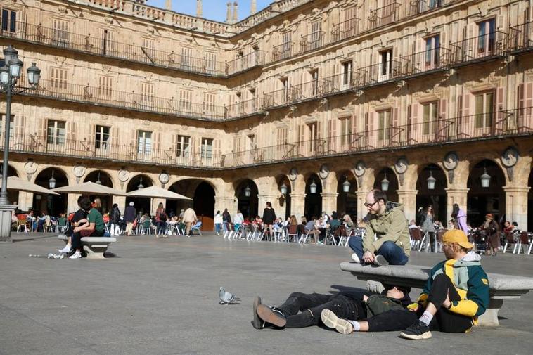 Un grupo de jóvenes en la Plaza Mayor