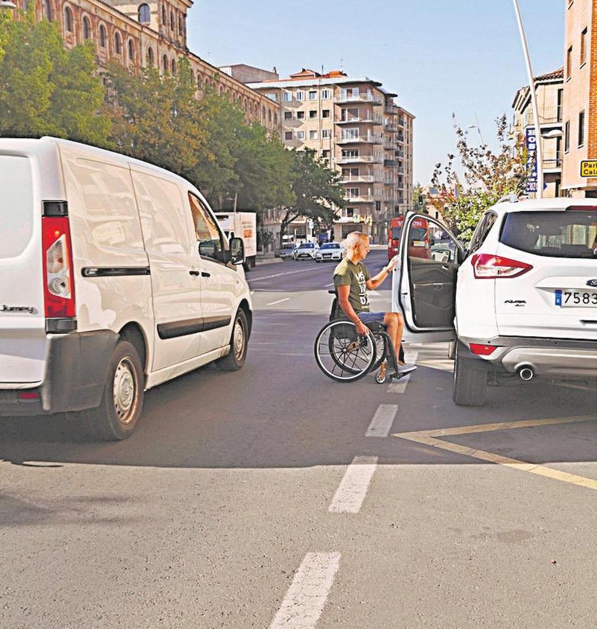 Rubén Sequeros saliendo del coche adaptado