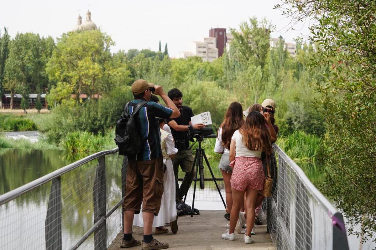 Los participantes del avistamiento de aves observan las especies por el telescopio.