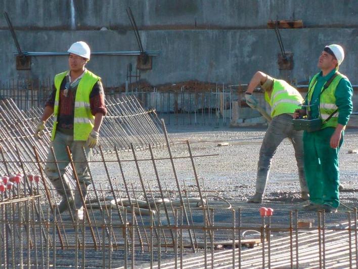 Un trabajador inmigrante en una obra