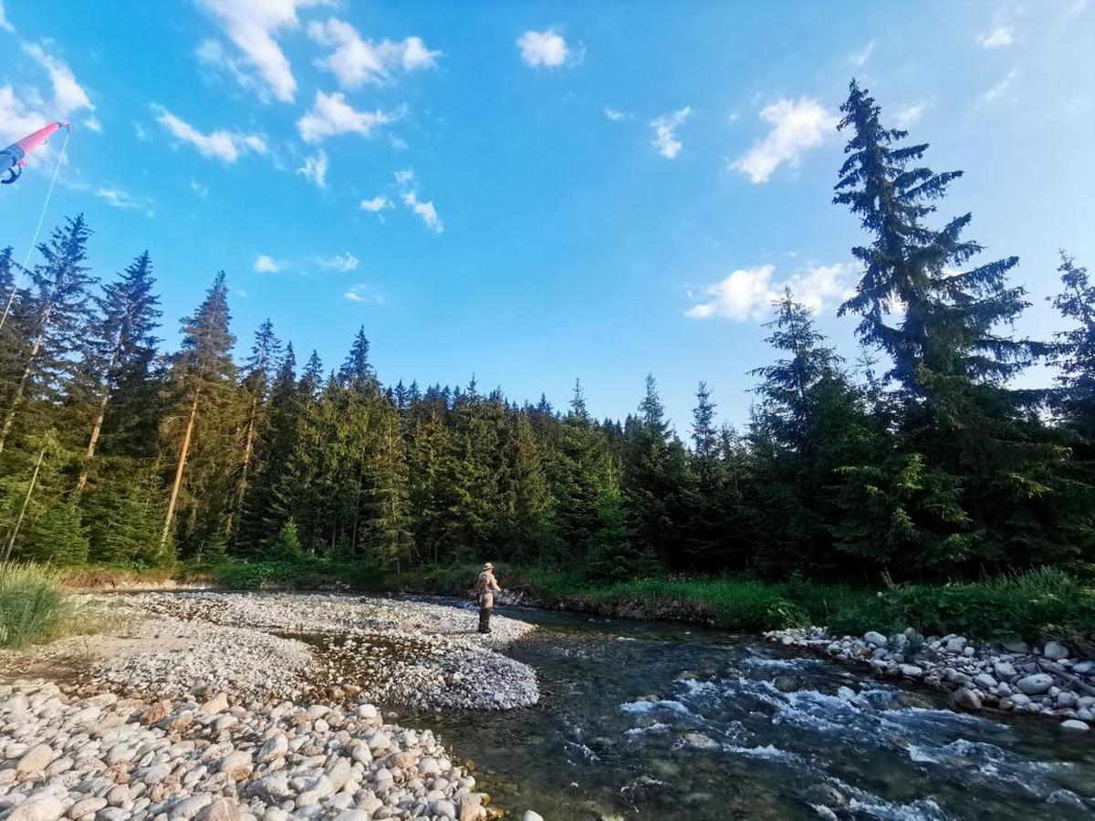 Pescando en el río Belá en Pribylina, montañas tatras de Eslovaquia