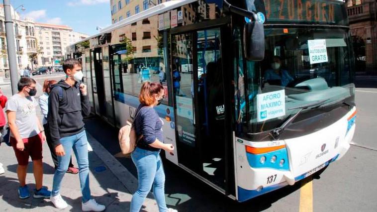 Usuarios del autobús urbano subiendo al autobús de la línea 9 en la plaza del Empresario.