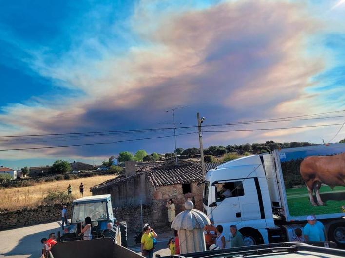 El humo se apodera del cielo en la frontera.