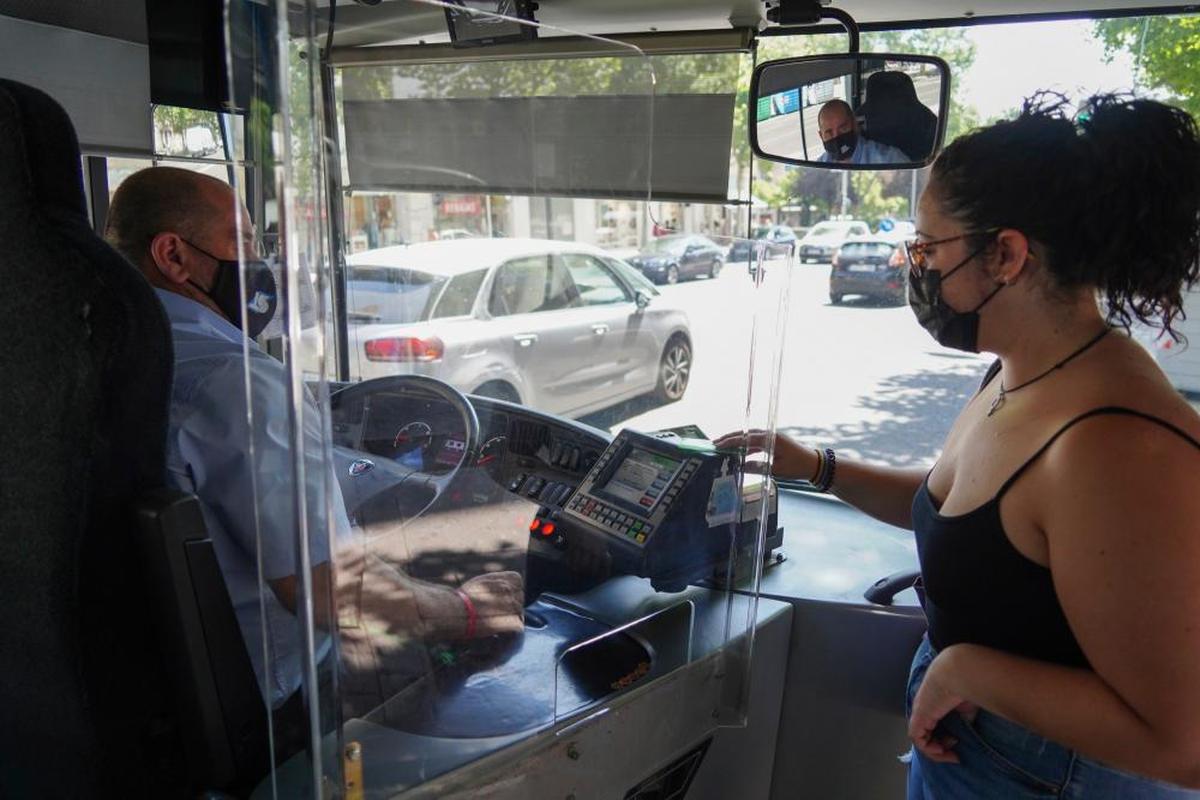 Una usuaria pagando su desplazamiento en transporte municipal con un bonobús.