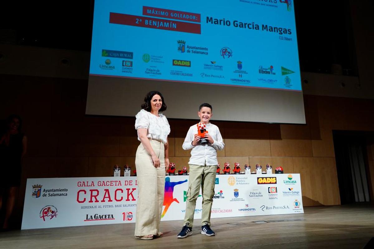 MÁXIMO GOLEADOR SEGUNDA BENJAMÍN. Mario García Mangas, del Ribert, recibe el trofeo de manos de Ana Montero, directora del Hotel Hospes Palacio de San Esteban