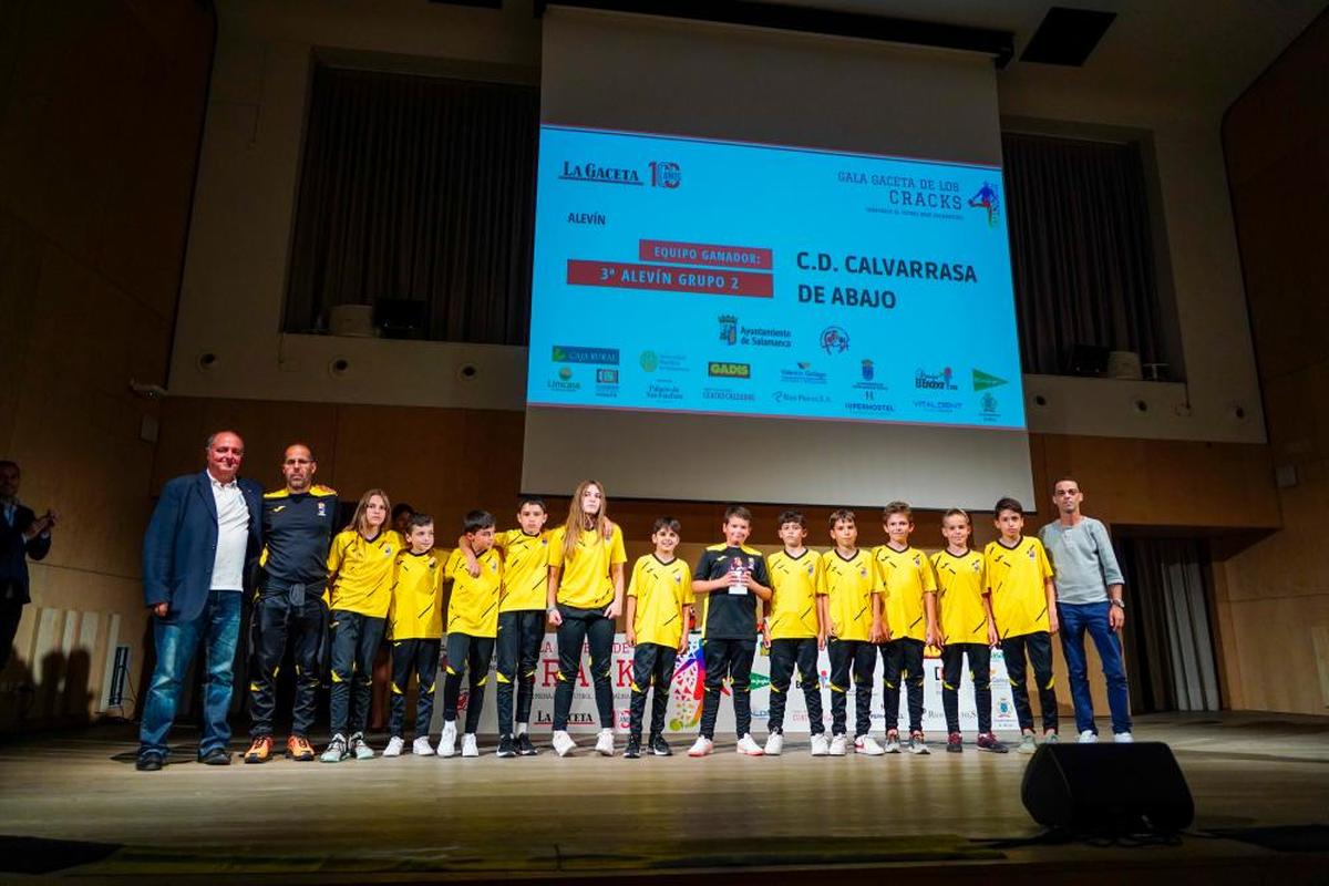 EQUIPO GANADOR TERCERA ALEVÍN GRUPO 2. El Calvarrasa de Abajo recibe el trofeo de manos de Francisco Gómez, delegado del Comité de Árbitros