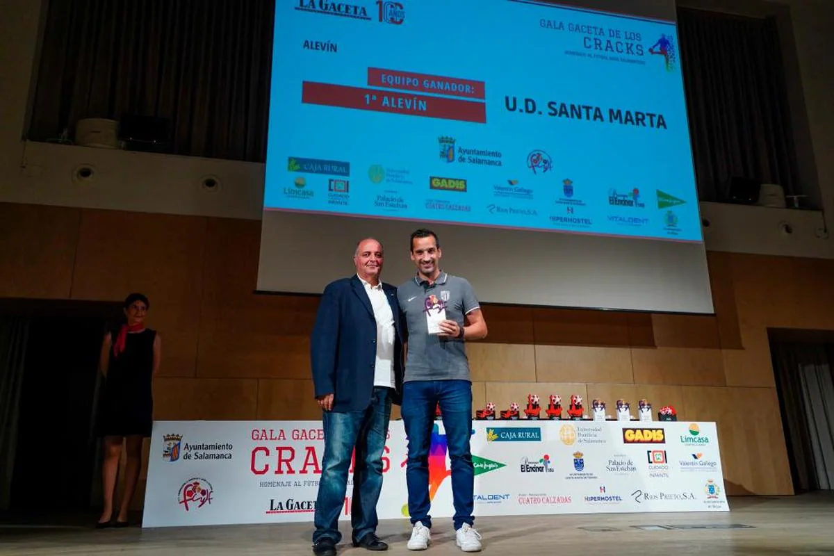 EQUIPO GANADOR PRIMERA ALEVÍN. El Santa Marta de Tormes no pudo recoger el trofeo por estar jugando el sector en ese momento. Lo recibió Nacho Sánchez de manos de Francisco Gómez, delegado del Comité de Árbitros