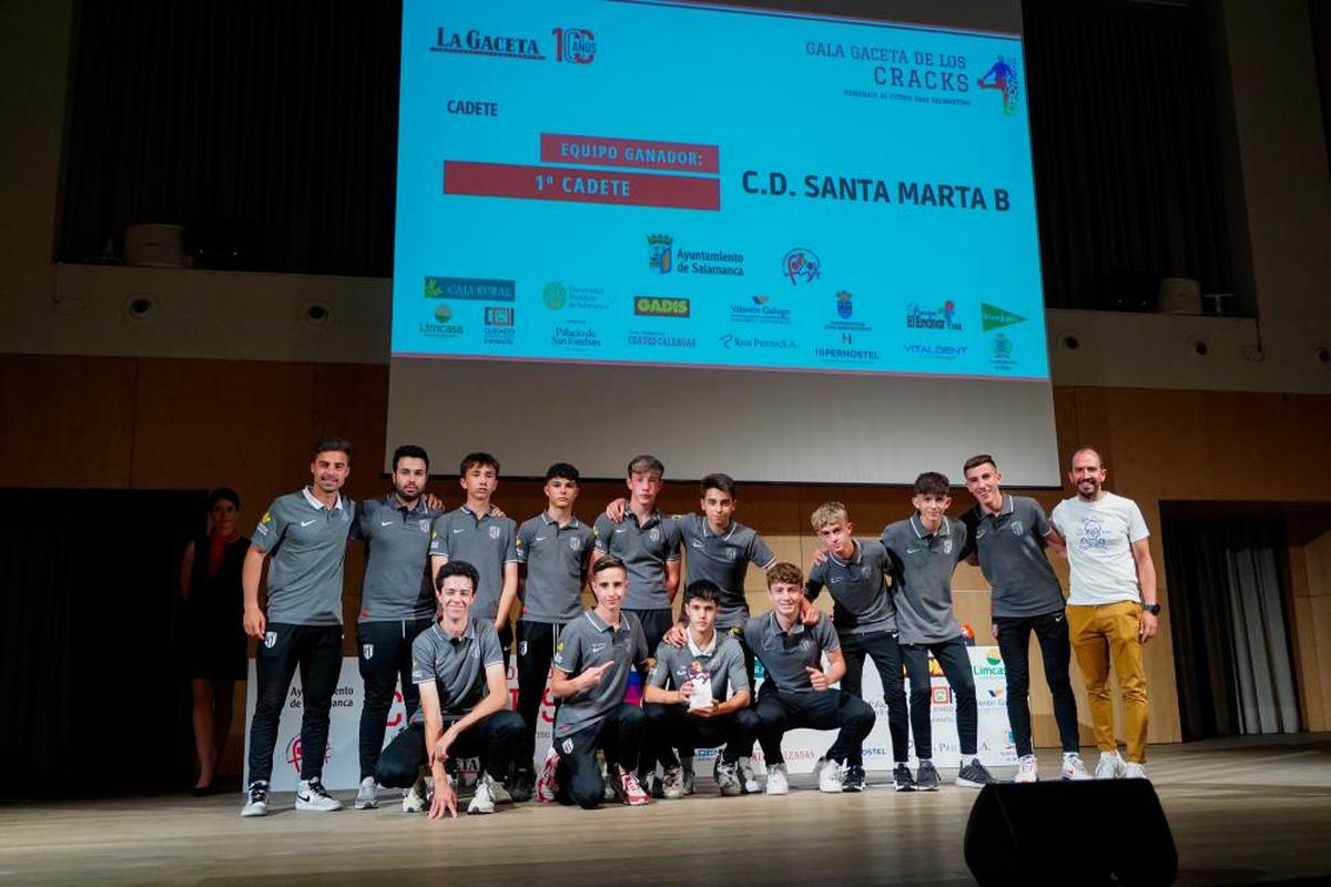 EQUIPO GANADOR PRIMERA CADETE. El Santa Marta de Tormes B recibe el trofeo de mano de José Luis Martín, director de la Escuela de Entrenadores de la Federación