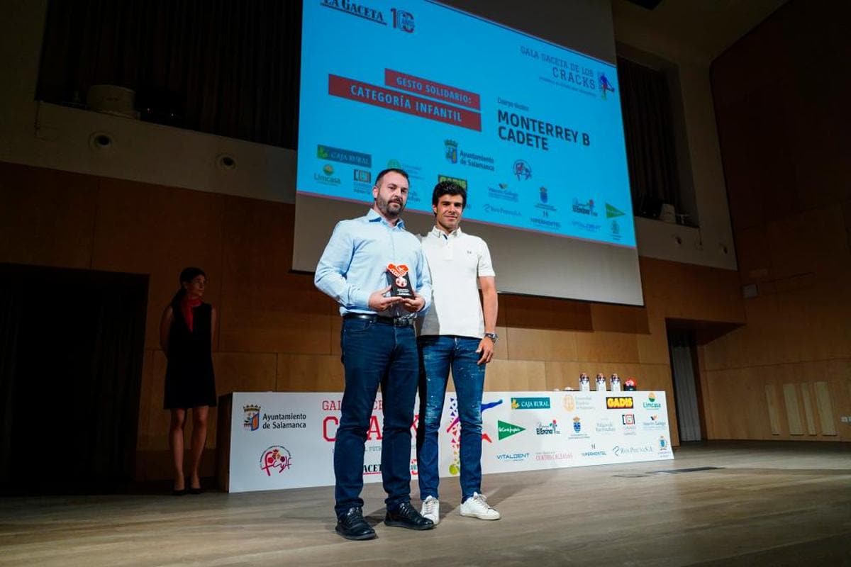 GESTO DEPORTIVO. El presidente del Real Salamanca Monterrey, Andrés Sánchez Herrero, recibe del trofeo de manos del exjugador de la UDS, Jorge Alonso