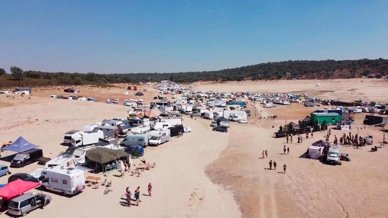 Participantes en la fiesta ‘rave’ celebrada en el embalse de Almendra.