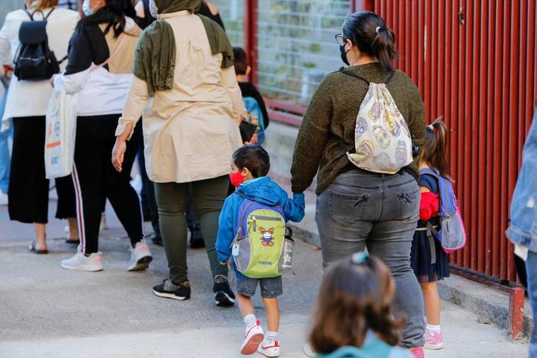 Alumnos accediendo a un colegio salmantino con sus padres.