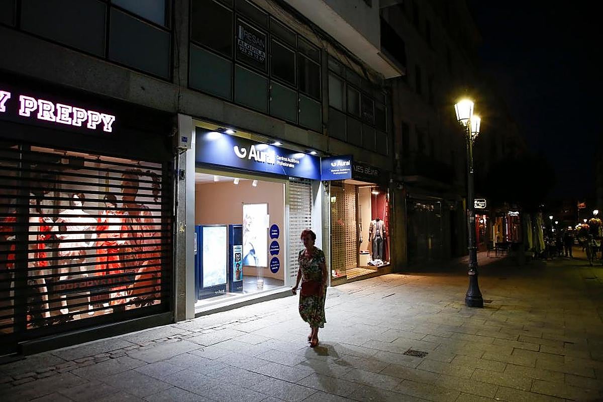 Escaparates de la calle Toro de noche.