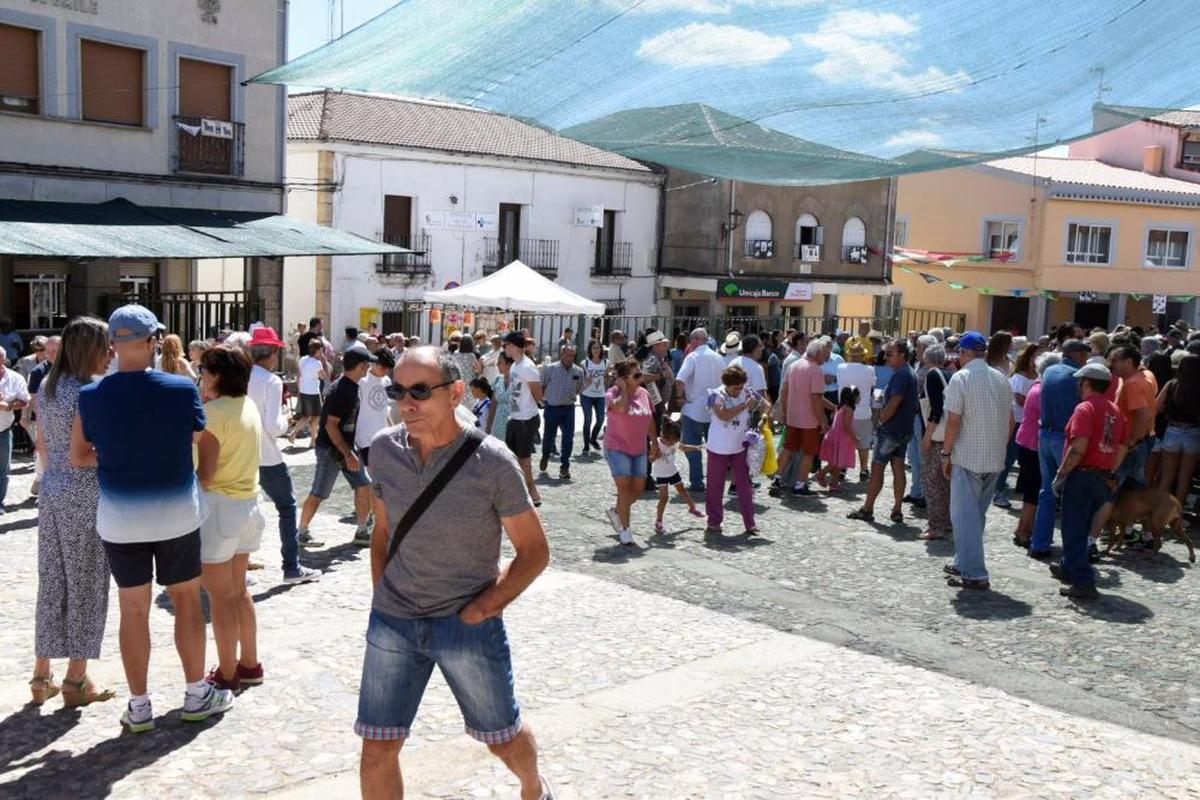 Cientos de vecinos, veraneantes y visitantes disfrutaron de la tradicional Feria de San Bartolomé.