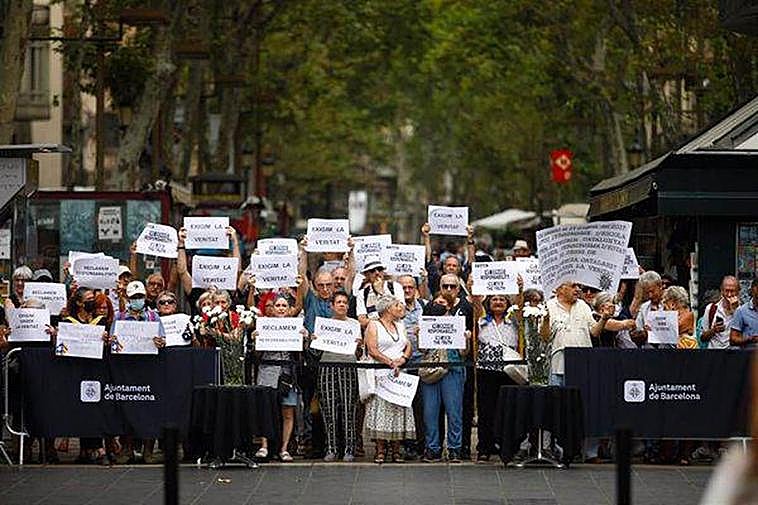Unas 40 personas protestan en el homenaje a las víctimas del 17-A en el quinto aniversario del atentado.