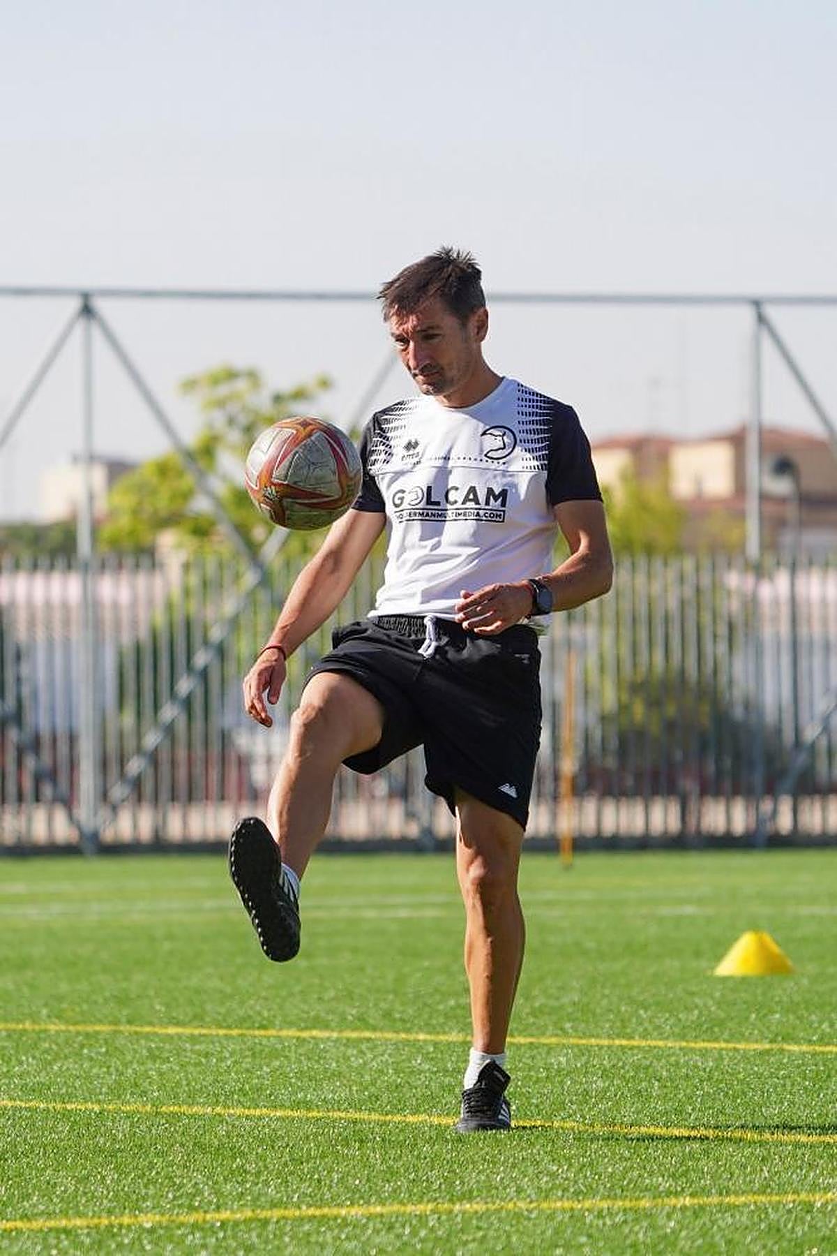 Raúl Casañ dando toques a un balón durante una sesión de entrenamiento en el Del Bosque de Garrido.