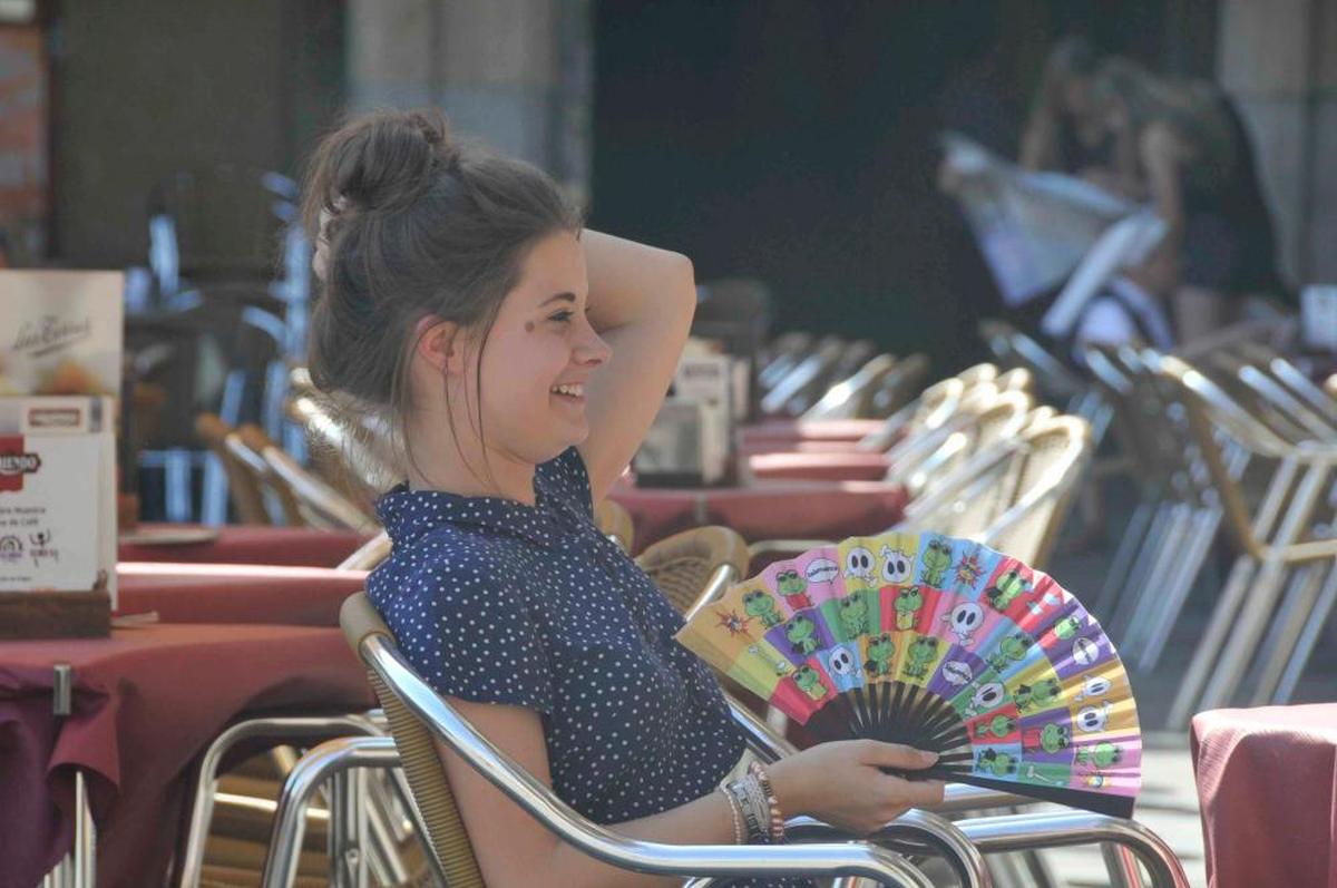 Una mujer en una terraza de la plaza Mayor