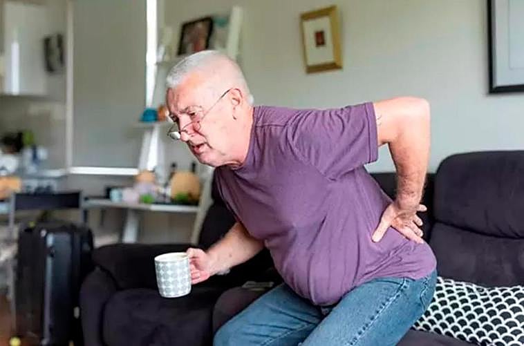 Un hombre sufre de ciática