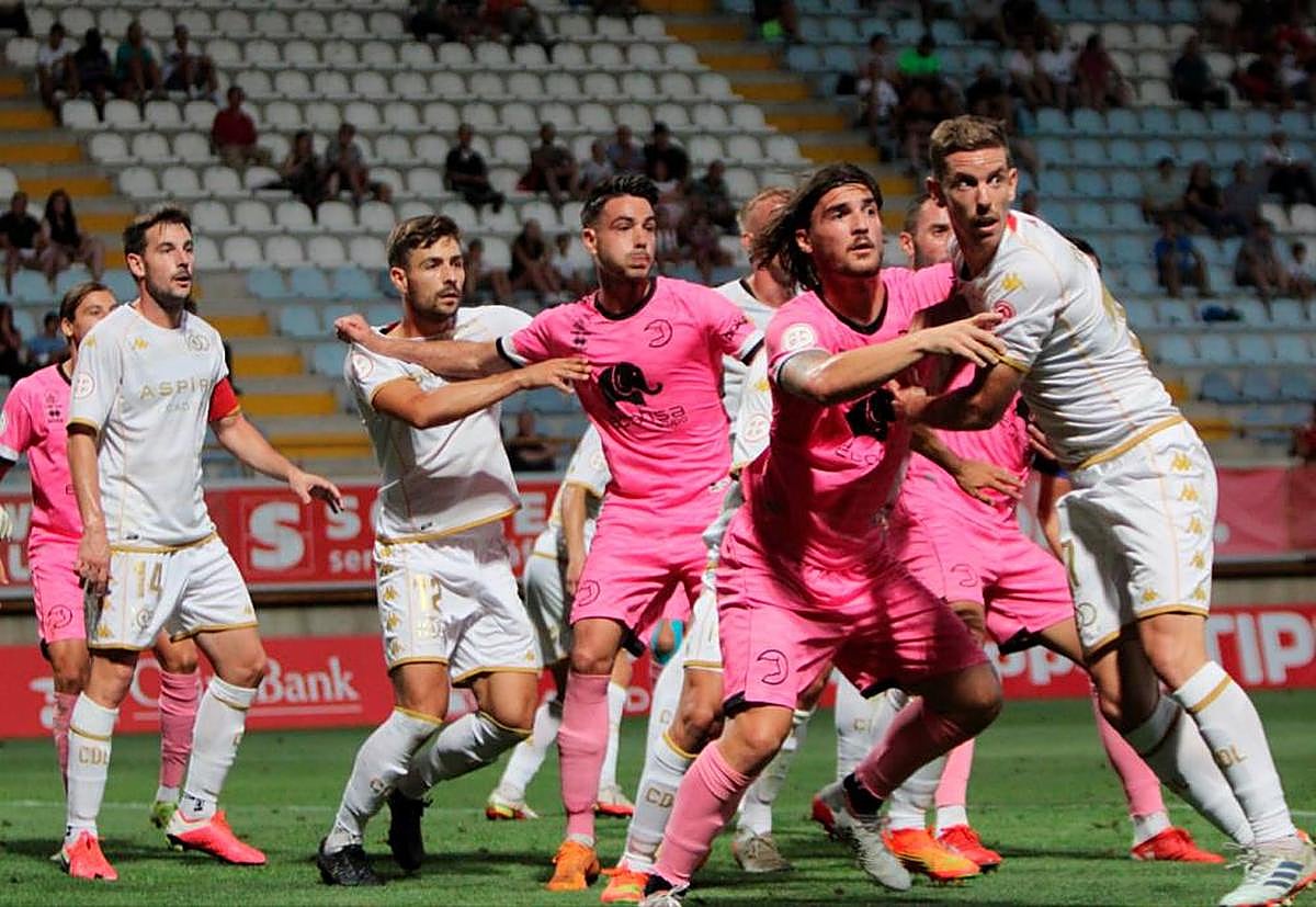 Jugadores de ambos equipos durante un córner.