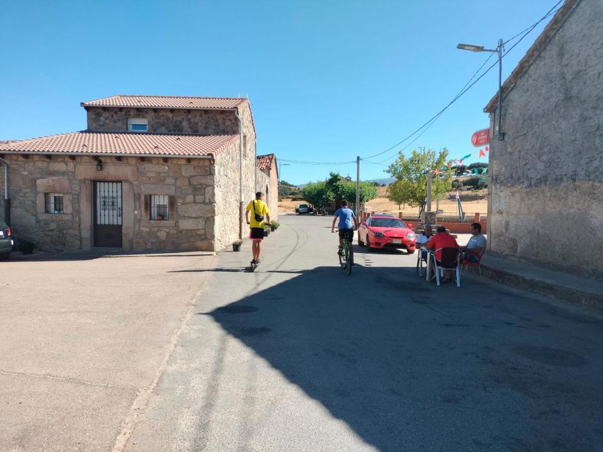 Jóvenes y hombres en la localidad de La Cabeza de Béjar.