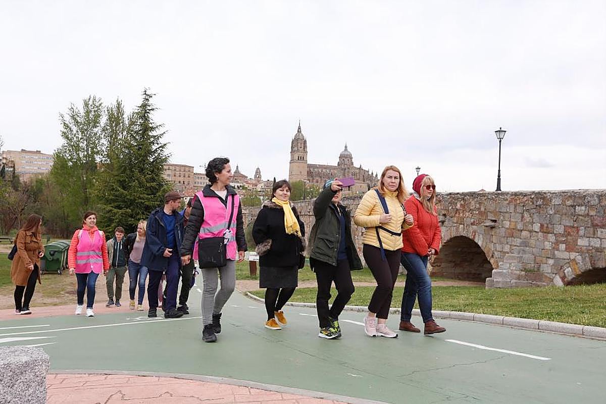Un grupo de refugiados ucranianos participa en una ruta turística