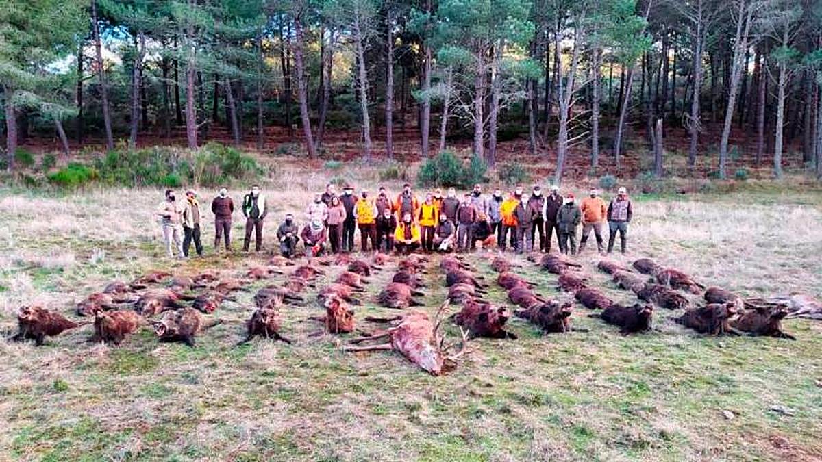 Cazadores después de una fructífera jornada