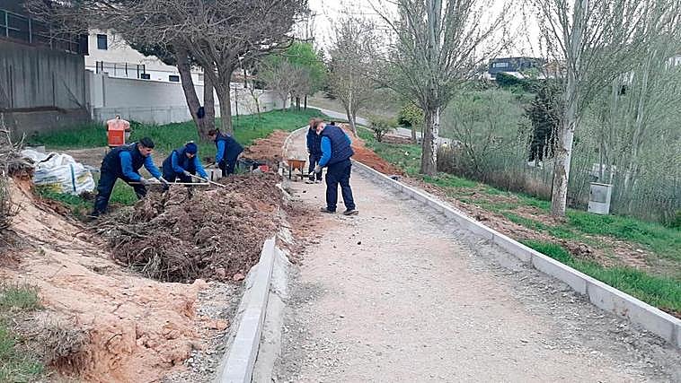 Los alumnos trabajando en la creación del paseo peatonal de Valdehigal