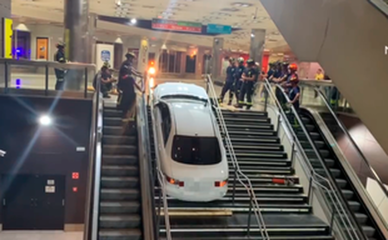 El coche atrapado en las escaleras.