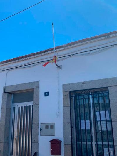 Desaparece la bandera de España del Ayuntamiento de Cabeza de Framontamos